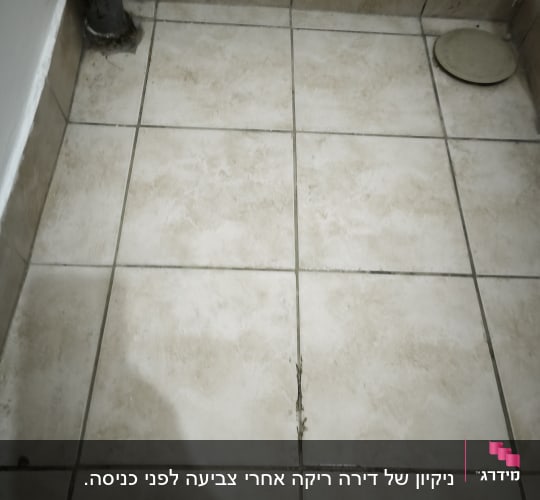 רצפה עם אריחים ולכלוך בפינה